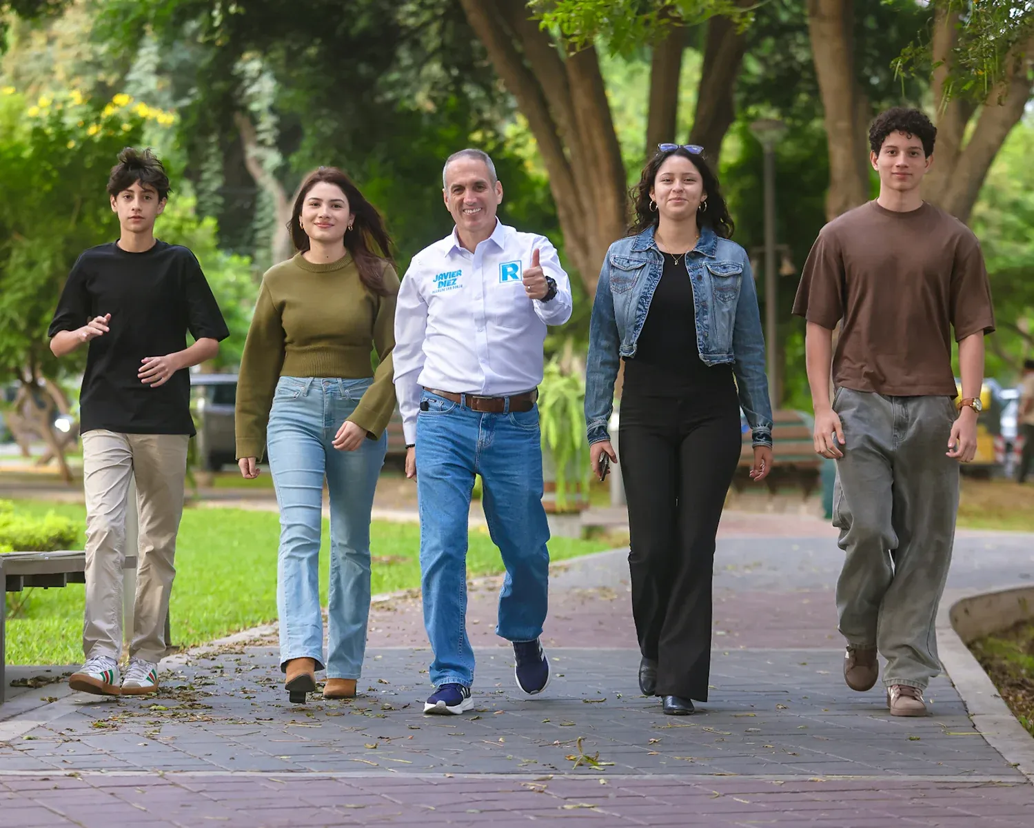 Javier Diez camina por un parque acompañado por jóvenes sanborjinos